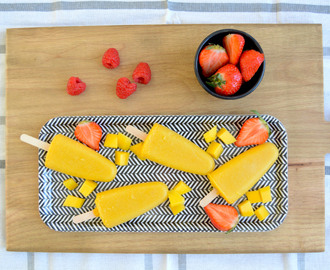 Mangosmoothie-is med mandelmelk / Mango smoothie ice pops with almond milk