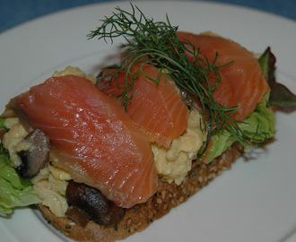 Smørbrød med laks, eggerøre og champignon