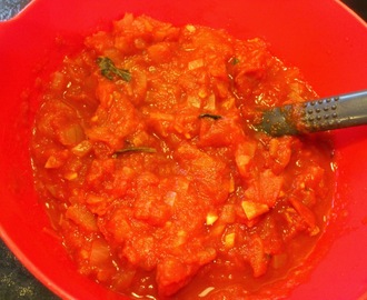 ENKEL TOMATSAUS