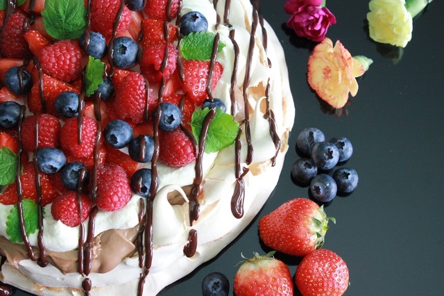Pavlova med sjokoladekrem og friske bær