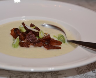 Blomkålsuppe med bacon, chorizo og vårløk