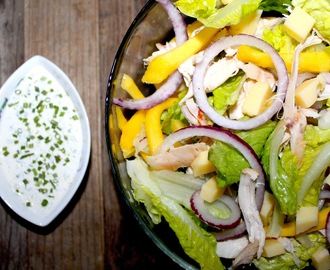 Frisk mango- og kylling-salat med hvitløksrømmedressing