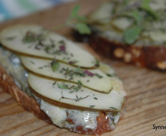 Crostini med blåmuggost og pære