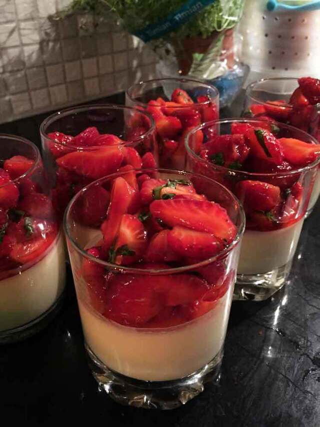 Panna cotta med marinerte jordbær