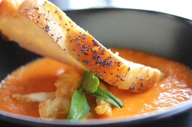 Hot tomatsuppe med nepe og papaya