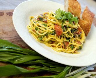 Pasta med ramsløk, tomater og bacon