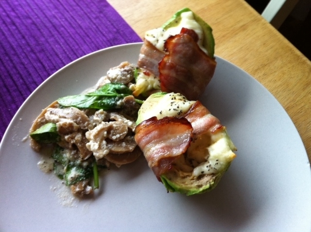 Anette`s ovnsbakte avokado med edelost og bacon