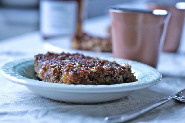 Gulrotkake med appelsinsirup, aprikoser og hvit sjokolade - laget med mandelmel