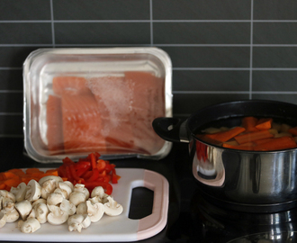 Ovnsbakt laksefilet med bakte poteter og sopp