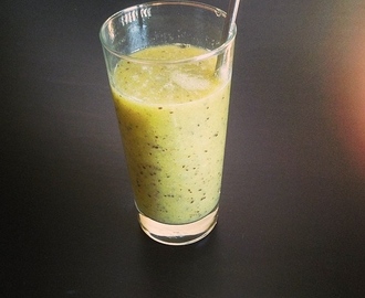 Kiwi og fersken smoothie