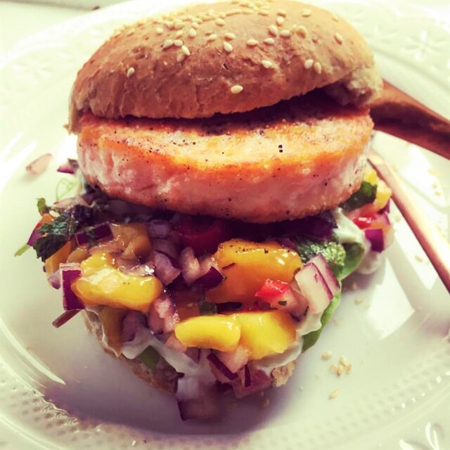 Salma burger m/mangosalsa, tzatziki og grove hamburgerbrød <3