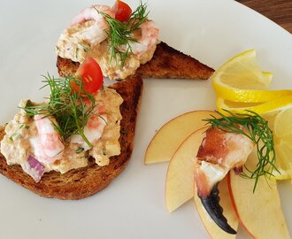 Krabbesalat med dill og gressløk på toast