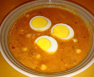 Kremet tomatsuppe med kikerter og egg