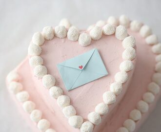 VALENTINE HEART CAKE WITH CHAMPAGNE BUBBLES