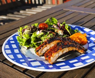 Bbq-glaserte baby back ribs med bakt søtpotet og sommersalat