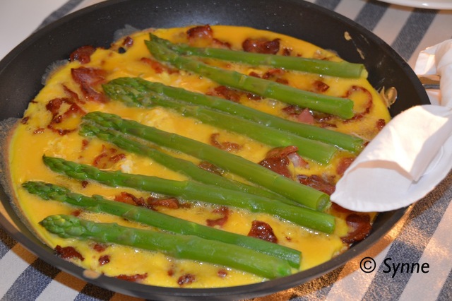 Omelett med bacon og asparges