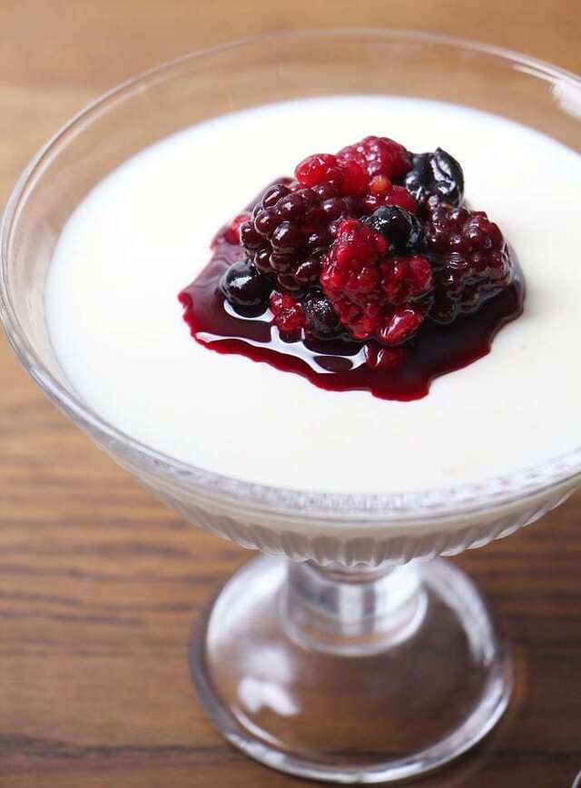 Vaniljepudding med lune bær