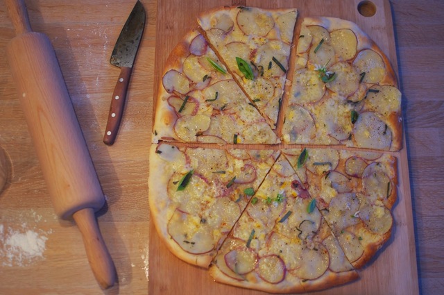 Løvtynn potetpizza med ridderost og salvie