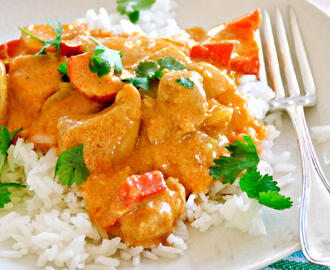 KYLLING OG GRØNNSAKER MED KOKOSMELK OG RØD CURRY