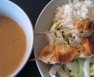 Kyllingsatay med peanøttsaus.