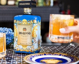 Amaretto Disaronno møter Versace.