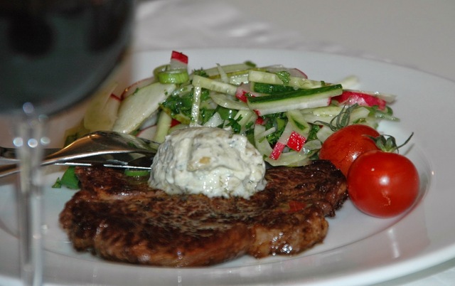 Entrecote med gorgonzolasmør og crispy salat