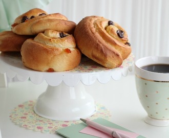 Delicious Peach & Dark Chocolate Rolls