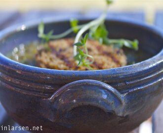 Løksuppe med grillet brød