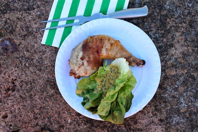 Grillet kyllinglår med lettgrillet salat og pasjonsfruktdressing