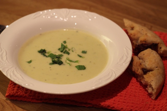 Potet- og purreløksuppe servert med Focaccia-brød