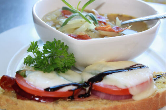 Fransk löksoppa med spekeskinke toast