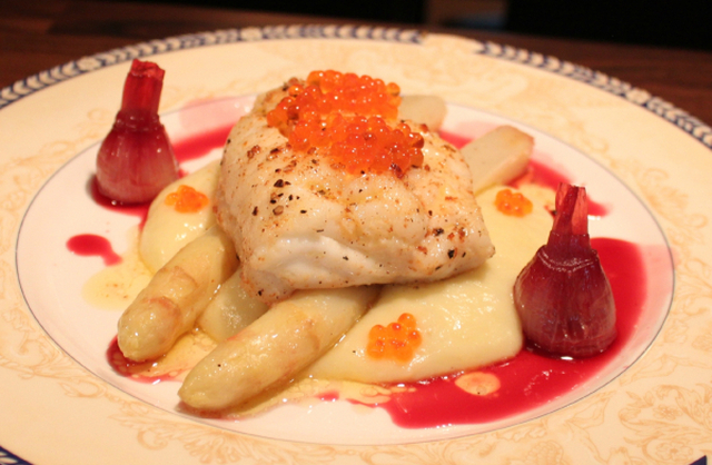 Brosme med hvit asparges, potetpuré, lodderogn, rødvinskokt delikatesseløk og rødvinssirup.