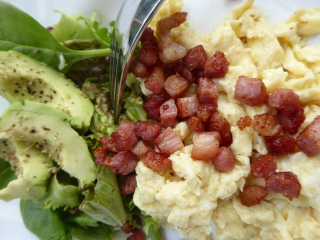 En god morgon med äggröra, bacon och avokado