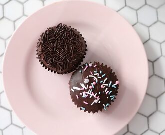 CHOCOLATE CUPCAKES & OREO FROSTING