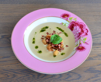 Blomkålsuppe med urteolje og bacon