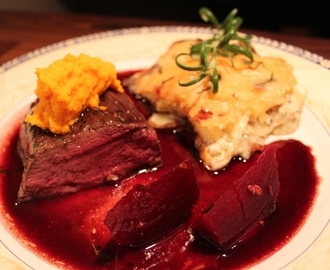 Reinsdyrfilet med provence fløtepoteter, fennikelglaserte rødbeter, pommeradesaus og syrlig gulrotpure.