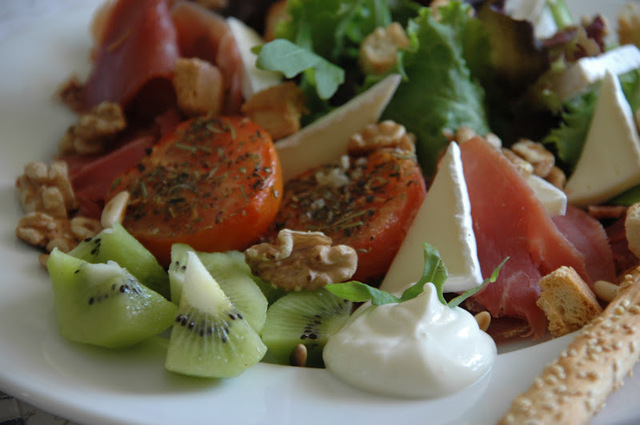 Salat med spekeskinke, brie, stekte tomater og citrondressing