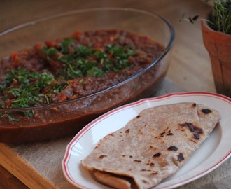 Vegetarisk linsegryte fra Vest-Afrika servert med stekepannebrød