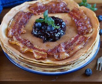 SPELTPANNEKAKER MED BACON OG BLÅBÆR