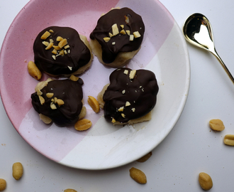 FROSSEN BANANBITER MED PEANØTT OG SJOKOLADE