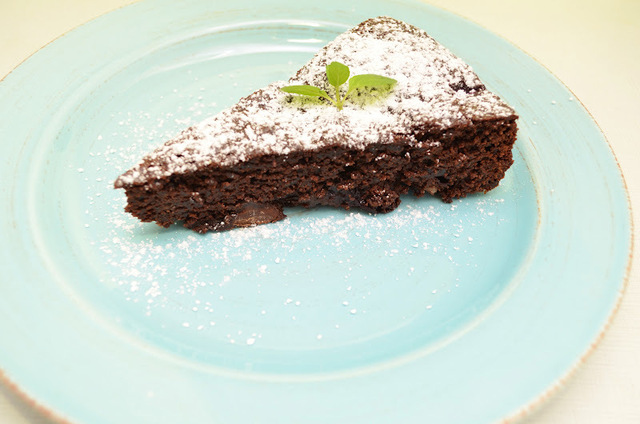 Saftige brownies med sjokoladebiter og skogsbær