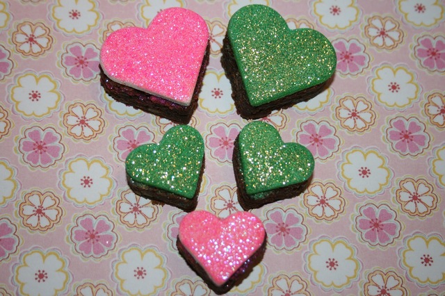 Brownies med glitterende hjerter av marsipan