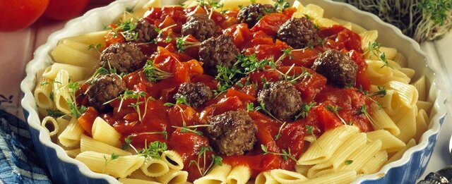 Dagens rett                               Pasta med kjøttboller og frisk tomatsaus