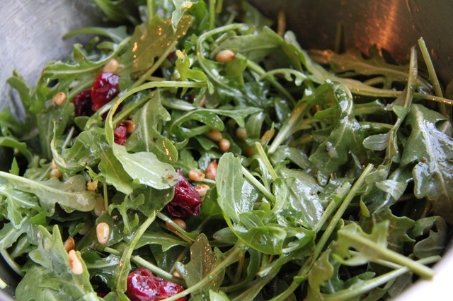 Ruccola salat med tørkede tranebær, pinjekjerner og hjemmelaget dressing