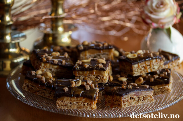 Snickerskake i langpanne med karamell