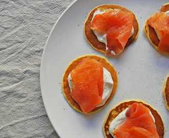 Brunsj: Blinis pannekaker med creme frâiche og røkt laks...