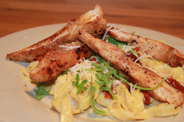 Hjemmelaget pasta med kylling, soltørkede tomater og ruccola