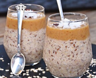 Overnight oats (kjøleskapsgrøt) toppet med karamellsaus