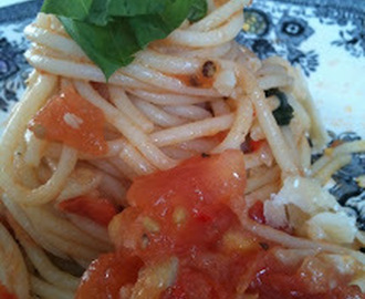 Spagetti med tomatsaus