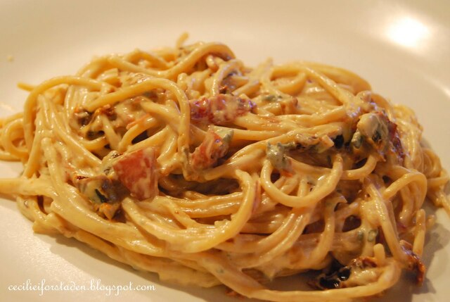 Pasta med blåmuggost, spekeskinke og soltørkede tomater